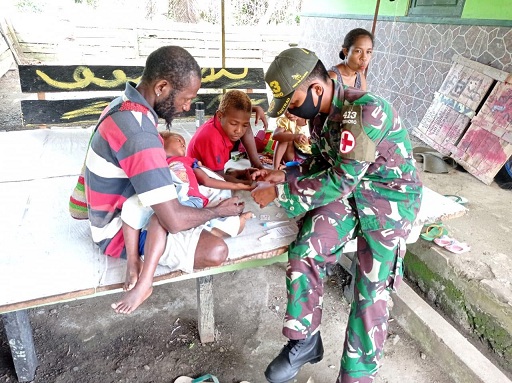 Sakit Malaria, Kedua Anak Papua Dilarikan Ke Pos Kesehatan Satgas Yonif MR 413