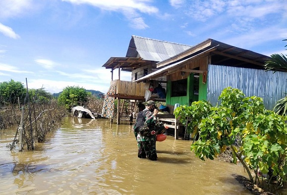 210207131147-terdampak-banjir-kampung-yowong-terima-bantuan-sembako-dari-satgas-413-kostr.jpg