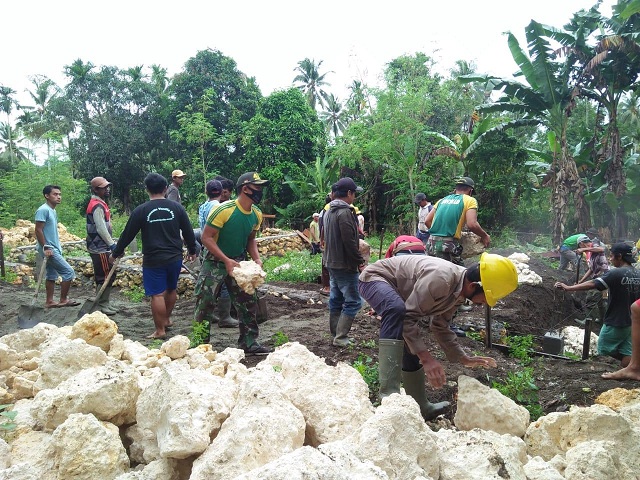 Totalitas Tanpa Batas, Prajurit Yonif MR 413 Kostrad Bantu Bangun Asrama Ponpes di Papua