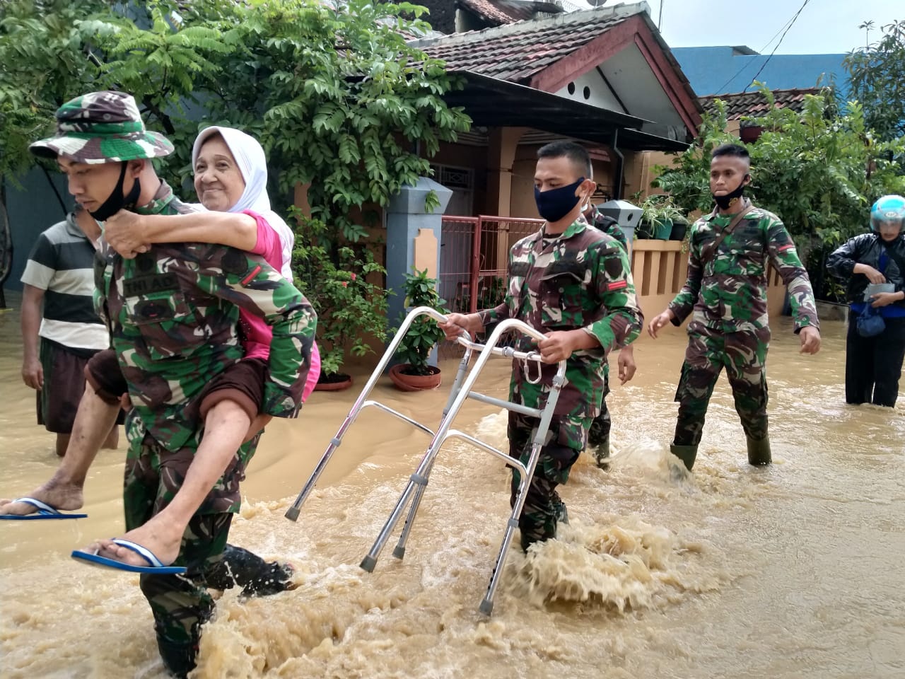 Satgas Citarum Harum Bantu Evakuasi Korban Banjir Karawang