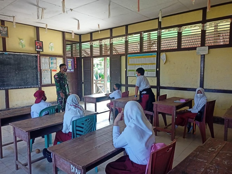 Hadir di Perbatasan, Satgas Yonif 642/Kapuas Bantu Mengajar Siswa SDN 06 Jagoi Babang