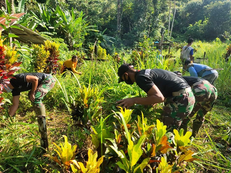 Jelang Paskah, Satgas Pamtas Yonif 642 Bersama Warga Dusun Paub Bersihkan Makam