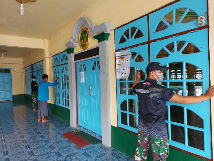 Personel Satgas Yonif 642 Bersama Warga Bersihkan Masjid