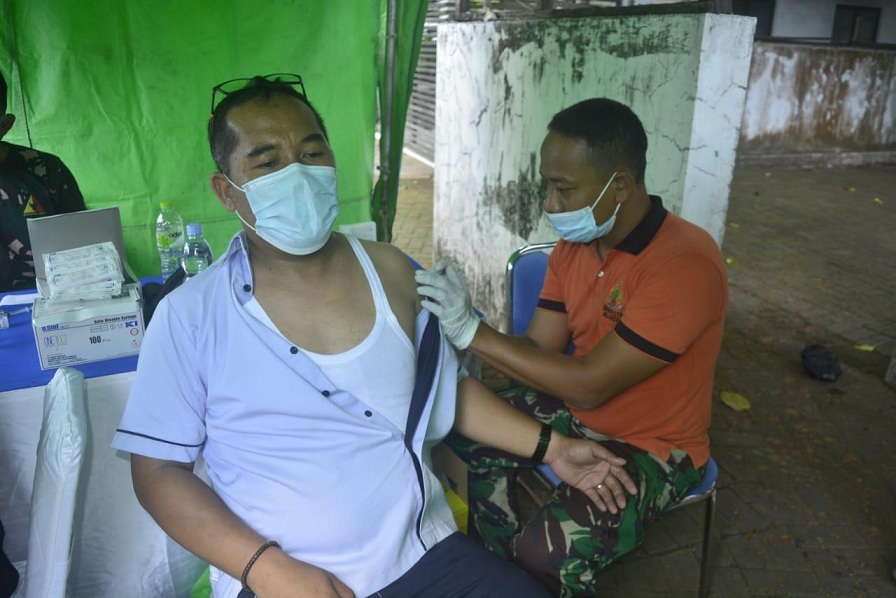 Buruh di Kecamatan Paciran Jadi Sasaran Vaksinasi