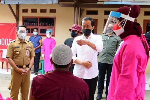 Gubernur Jabar Ridwan Kamil Dampingi Presiden Jokowi  Vaksinasi 'Door to Door'