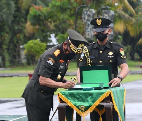 Tutup Pendidikan Tamtama, Pangdam II/Sriwijaya Mayjen TNI Agus Suhardi Lantik 400 Prajurit Dua