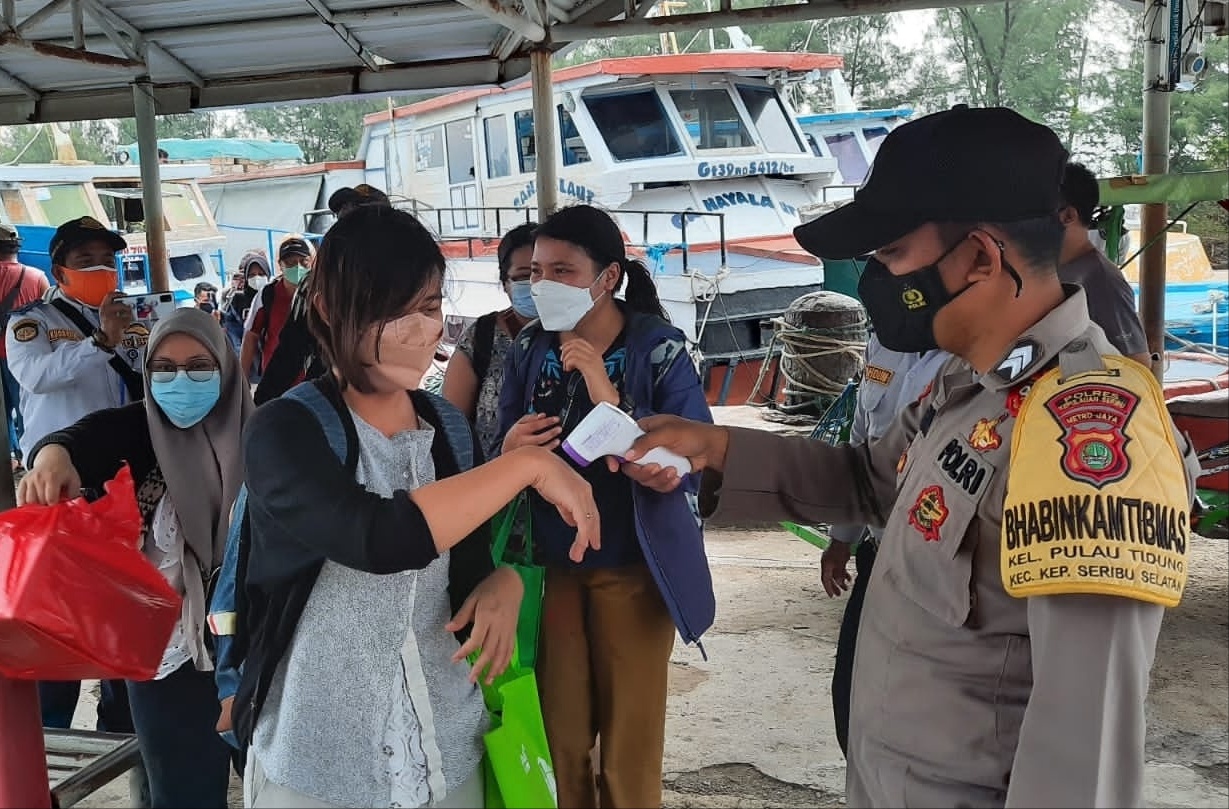 Cek Suhu Badan dan Sertifikat Vaksin di Dermaga Kedatangan Pulau Tidung, Polsek Kep Seribu Selatan Cegah Covid-19