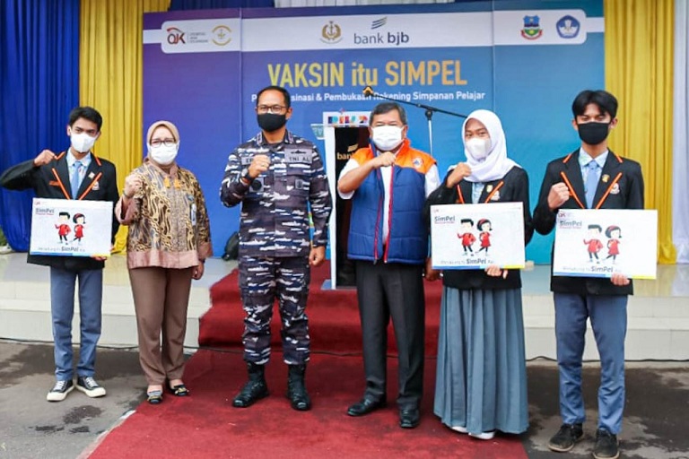 Sambil Gelar Vaksinasi Massal, bank bjb Buka Rekening SimPel untuk Pelajar di Garut