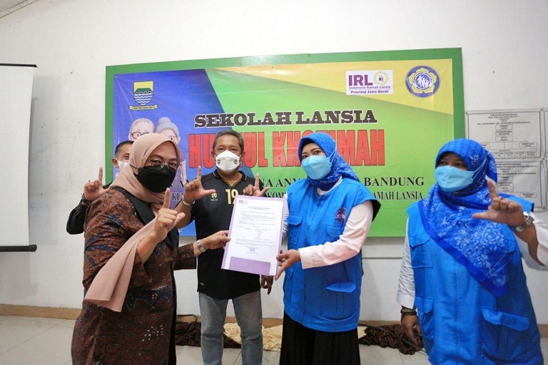 Wakil Wali Kota Bandung Yana Mulyana Resmi Membuka Sekolah Lansia