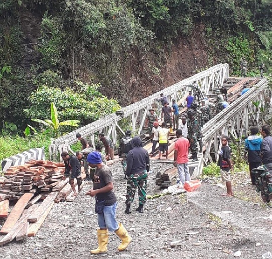 Aksi Cepat Satuan TNI Perbaiki Jembatan Di Yalimo Papua