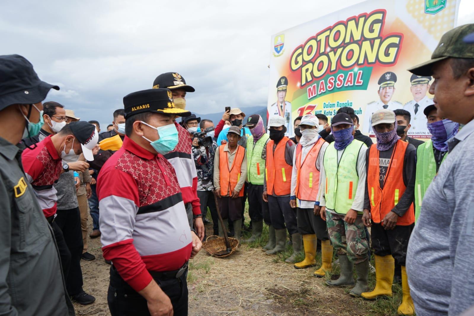 Gubernur Jambi Gotong Royong bersama Warga sekaligus Resmikan Kawasan Kampung Perikanan
