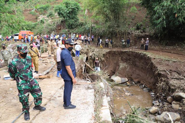 Jembatan Penghubung Antar Desa di Sukaresmi Rusak Diterjang Banjir