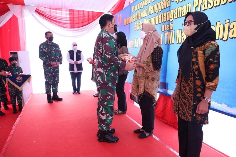 Panglima TNI Serahkan Perumahan Pahlawan Bagi Ahli Waris Prajurit Nanggala-402