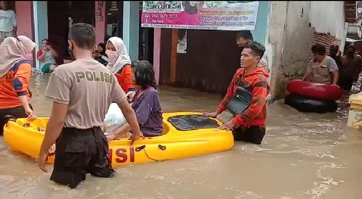 Polri Hadir Ditengah Masyarakat Untuk Membantu Evakuasi Korban Banjir