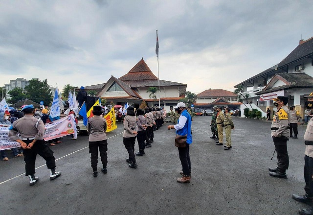 Aliansi Gempur Gelar Aksi Depan DPRD Kabupaten Semarang, Polres Semarang Lakukan Pengamanan