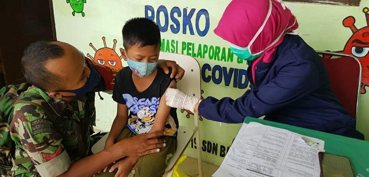 Babinsa di Wilayah Kodim Surabaya Utara Bersinergi Kawal Vaksinasi