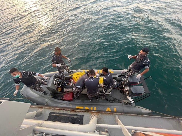 KRI Parang-647 Evakuasi Mayat Pria tanpa identitas di Selat Malaka