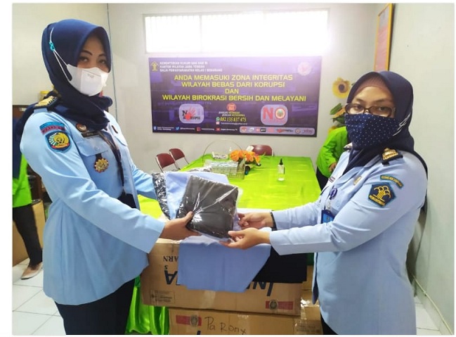 Pegawai Bapas Kelas I Semarang telah Memperoleh Dua Paket Pakaian Dinas