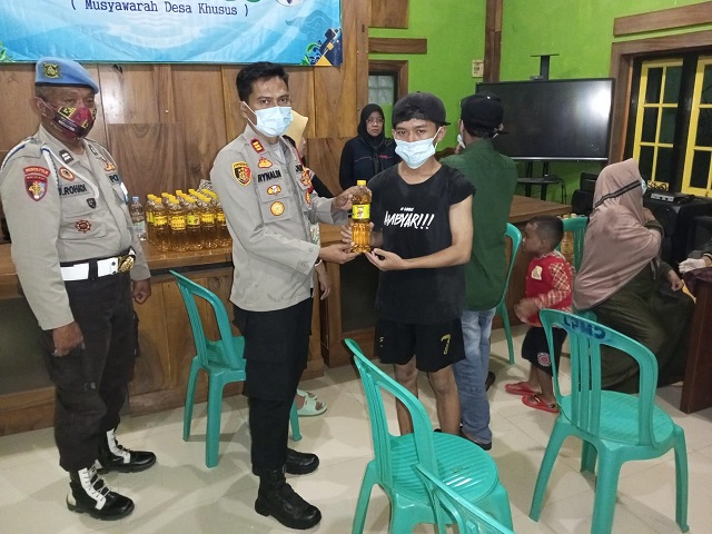 Warga Ikut Vaksinasi Booster di Kabupaten Cirebon Dapat Hadiah Minyak Goreng
