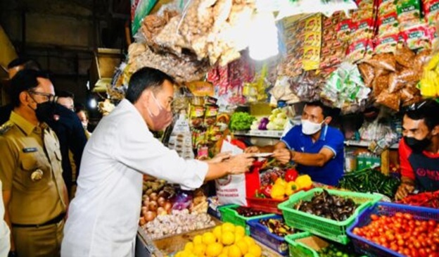 Presiden Jokowi Ngabuburit Bagikan Bansos di Sejumlah Pasar di Bogor