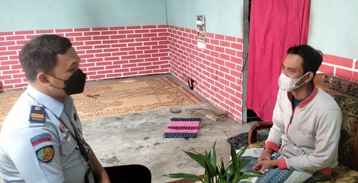 Lakukan Home Visit, PK Bapas Semarang Ingatkan Klien Patuhi Aturan