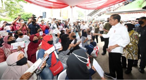 Presiden Jokowi Bagikan Bansos dan Tinjau Harga Minyak Goreng