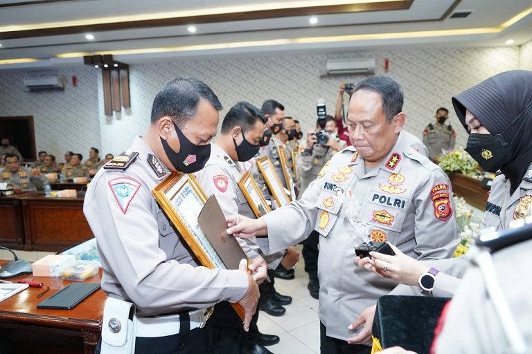 KBO Satlantas  Polresta Cirebon Diganjar Penghargaan dari Kapolda Jabar