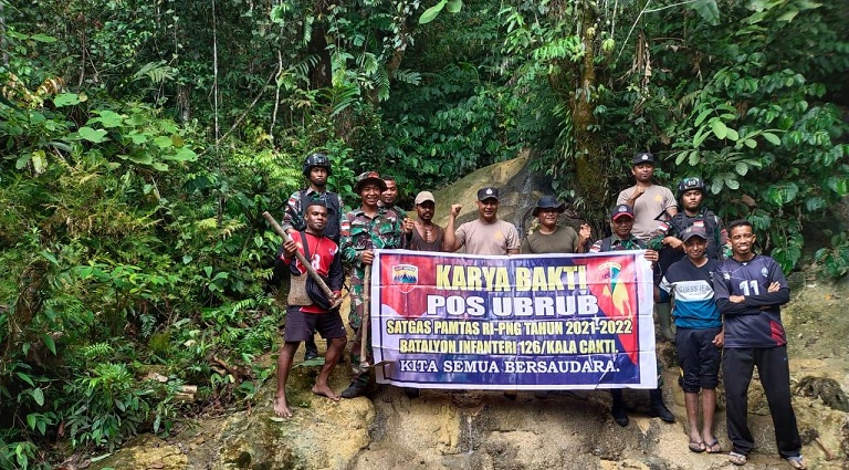 Atasi Kesulitan Masyarakat Di Perbatasan Papua, Satgas Yonif 126/KC Bantu Warga Perbaiki Pipa Air