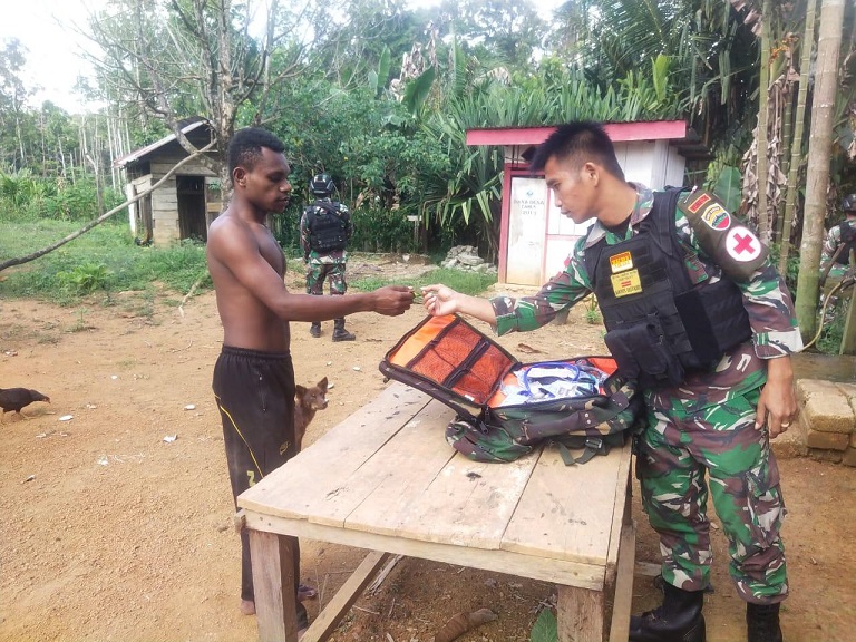 Satgas Pamtas Yonif 126/KC Bagi Obat Gratis Kepada Masyarakat Perbatasan Papua