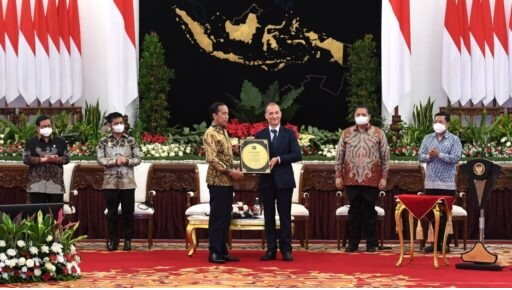 Presiden Jokowi Menerima Penghargaan dari Direktur Jenderal IRRI