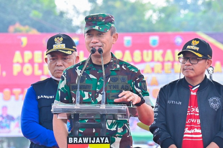Pangdam V/Brawijaya Gelar Apel Pasukan TNI-Polri Bersama Aremania di Lapangan Brawijaya Rampal