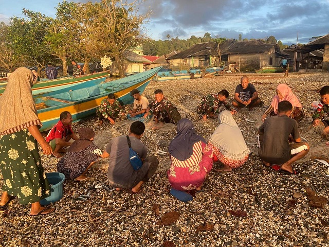 Satgas Yonarmed 1 Kostrad Bantu Nelayan di Tepian Pulau Buru Siapkan Peralatan Sebelum Melaut