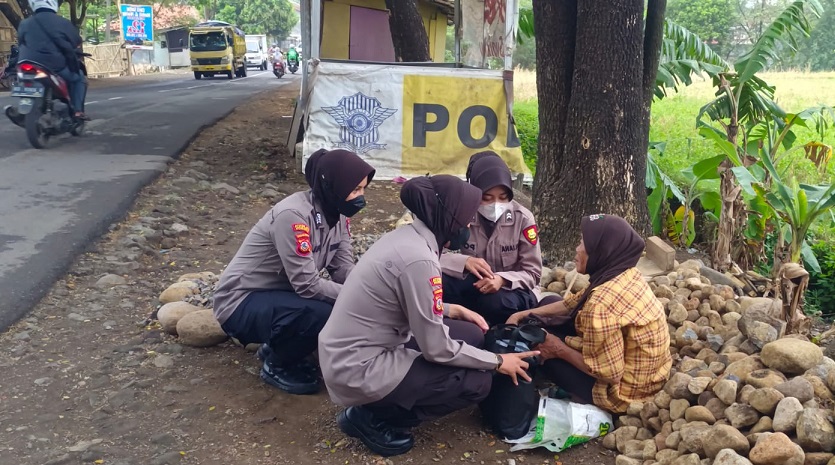 Personel Polresta Cirebon Bagikan Bansos ke Warga Terdampak Kenaikan Harga BBM