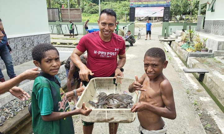 Menginspirasi Masyarakat Papua, Personel Satgas Yonif 126/KC Ajarkan Budidaya Ikan Lele