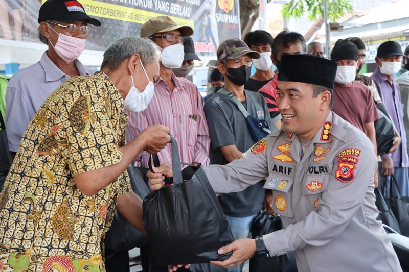 Kapolresta Cirebon Pimpin Pembagian 600 Paket Bansos ke Warga Terdampak Kenaikan Harga