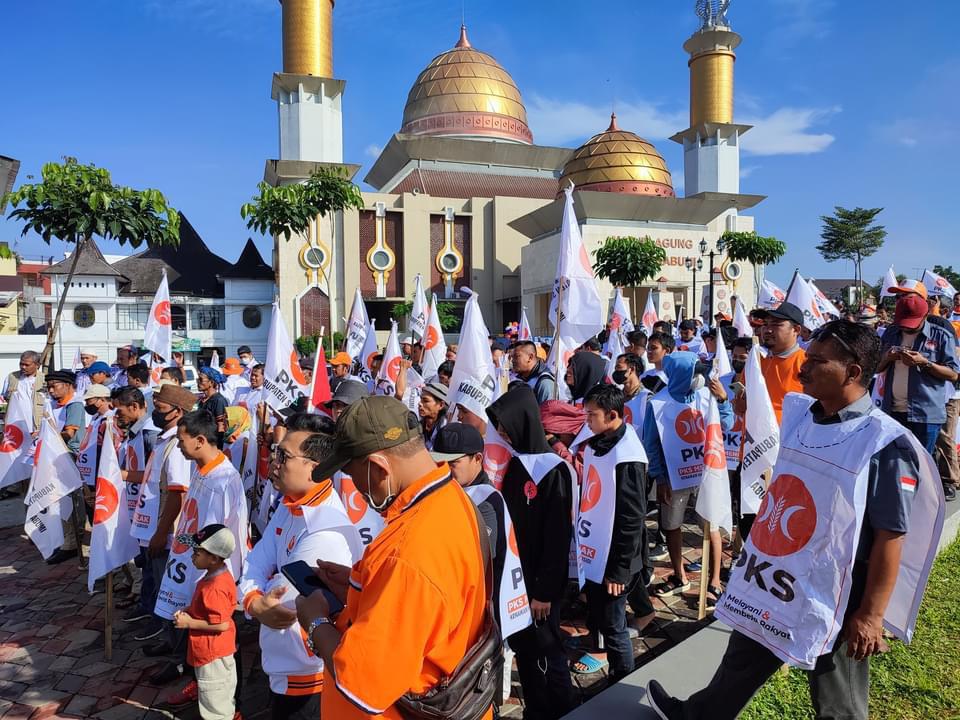 PKS Sukabumi Raya Gelar Aksi Flash Mob, Desak Pemerintah Batalkan Kenaikan BBM