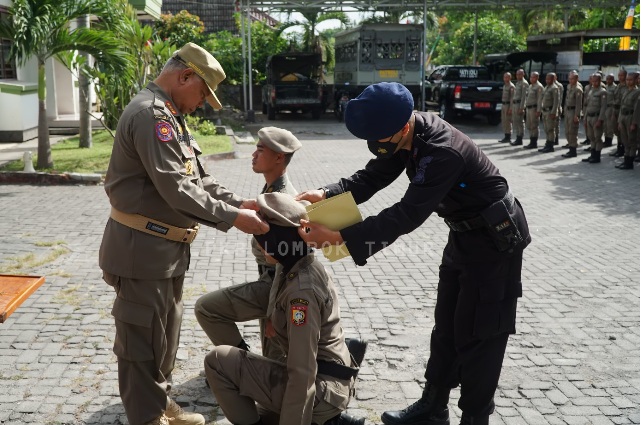 Bupati Lombok Timur Menjadi Pembina pada Apel Pemasangan Baret Anggota Baru Satpol PP