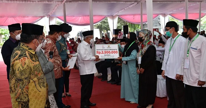 Wapres Ma'ruf Amin Menyerahkan Bantuan Baznas  di Jawa Tengah Kepada 6000 Mustahik