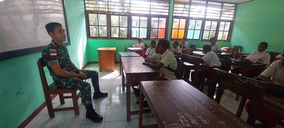 Turut Cerdaskan Generasi Penerus Bangsa, Satgas Yonif 126/KC Jadi Gadik Di Sekolah Perbatasan Papua