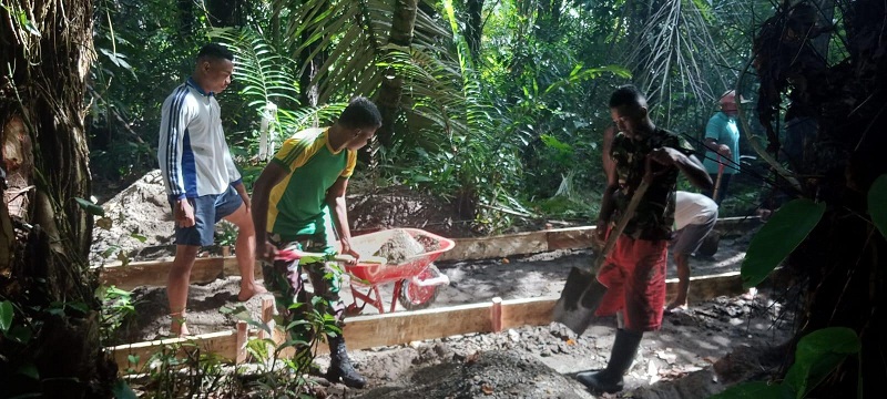 Satgas Yonarmed 1 Kostrad Bersama Warga Desa Allang Asaude Bangun Jalan Setapak Sejauh 120 Meter