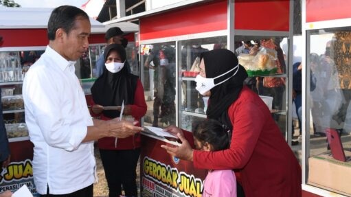 Presiden Jokowi Berikan Sedikit  Bantuan Modal Kerja kepada PKL di Buton Selatan