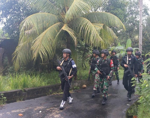 Satgas Yonarmed 1 Kostrad Gandeng Satgas Aman Nusa Brimob Laksanakan Patroli Gabungan
