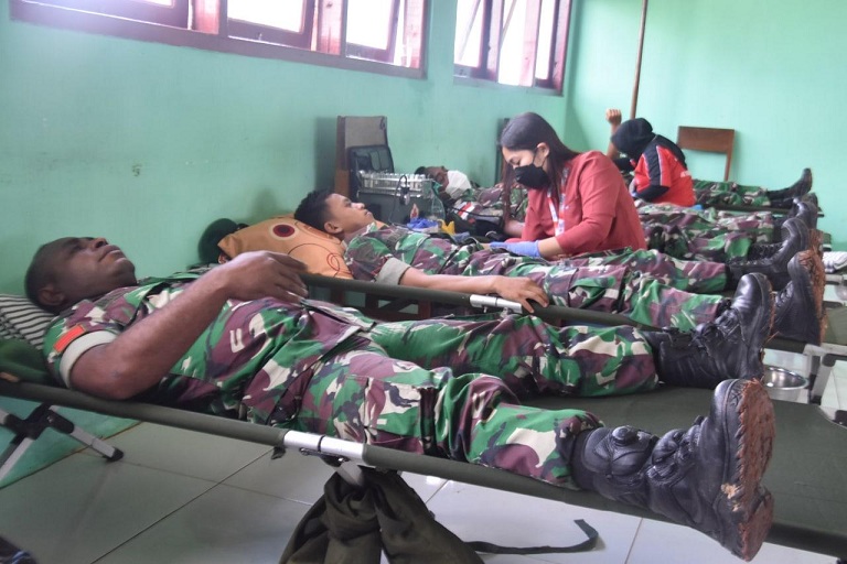Puluhan Prajurit Korem 174/ATW Melakukan Aksi Donor Darah