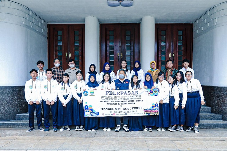 Yana Mulyana Melepas Keberangkatan 20 Siswa SMPN 7 Kota Bandung