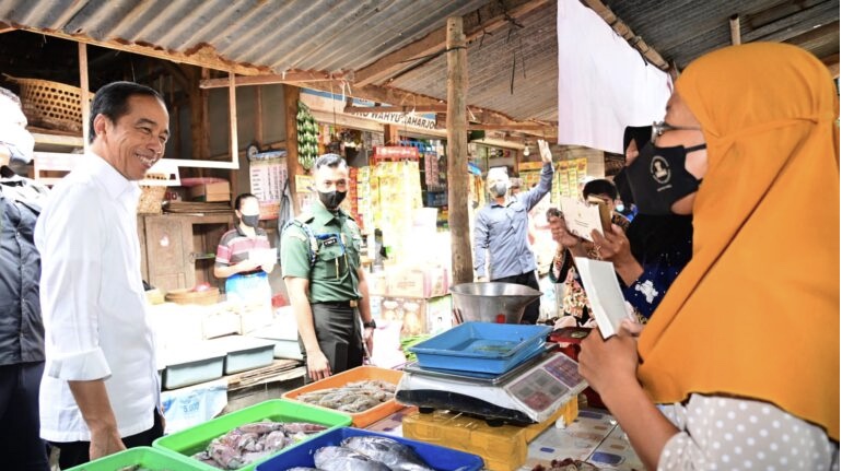 Presiden Bagikan BLT Dan Cek Harga Komoditas Di Pasar Malang Jiwan Colomadu