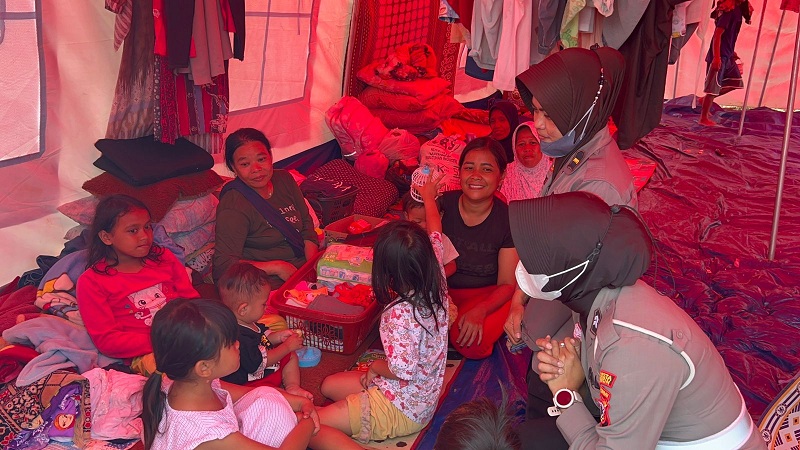 Personel Polresta Cirebon Berikan Trauma Healing bagi Anak-anak di Cianjur