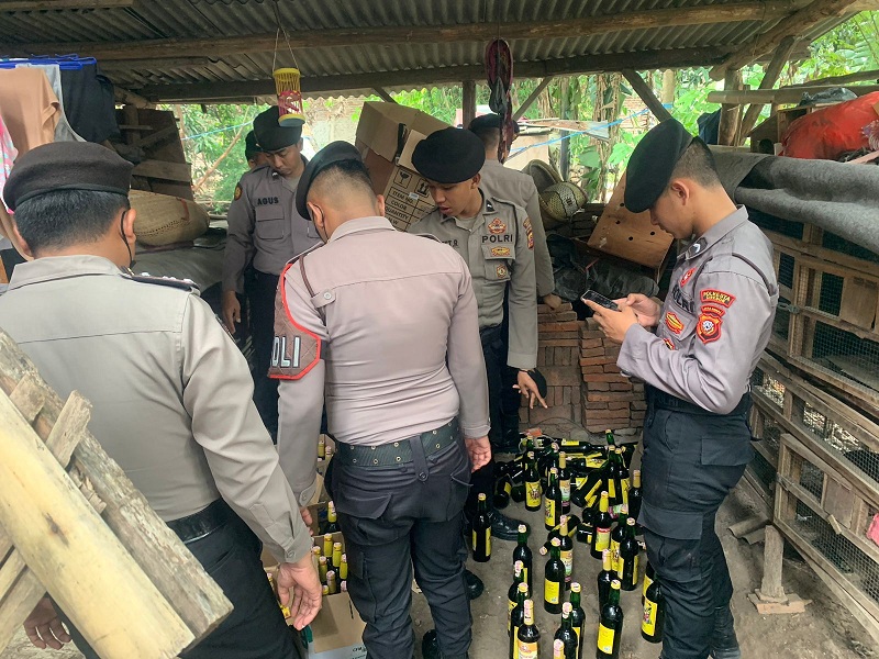 Operasi Pekat Satsamapta Polresta Cirebon Amankan Ratusan Botol Miras
