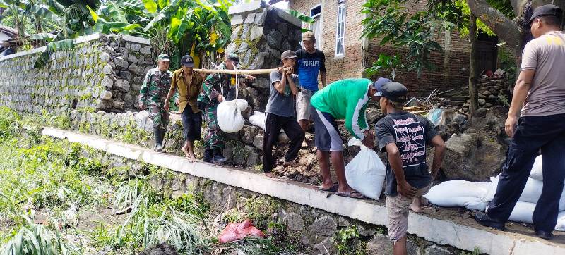 Warga Bersama TNI Tutup Tanggul Sungai Sibiyuk Pasca Jebol Akibat Banjir