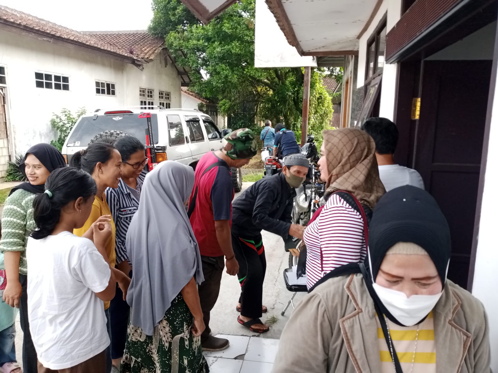 RAI-Hergun Bareng PWI Kab. Sukabumi Bagi-bagi Ratusan Paket Sembako di Cisaat