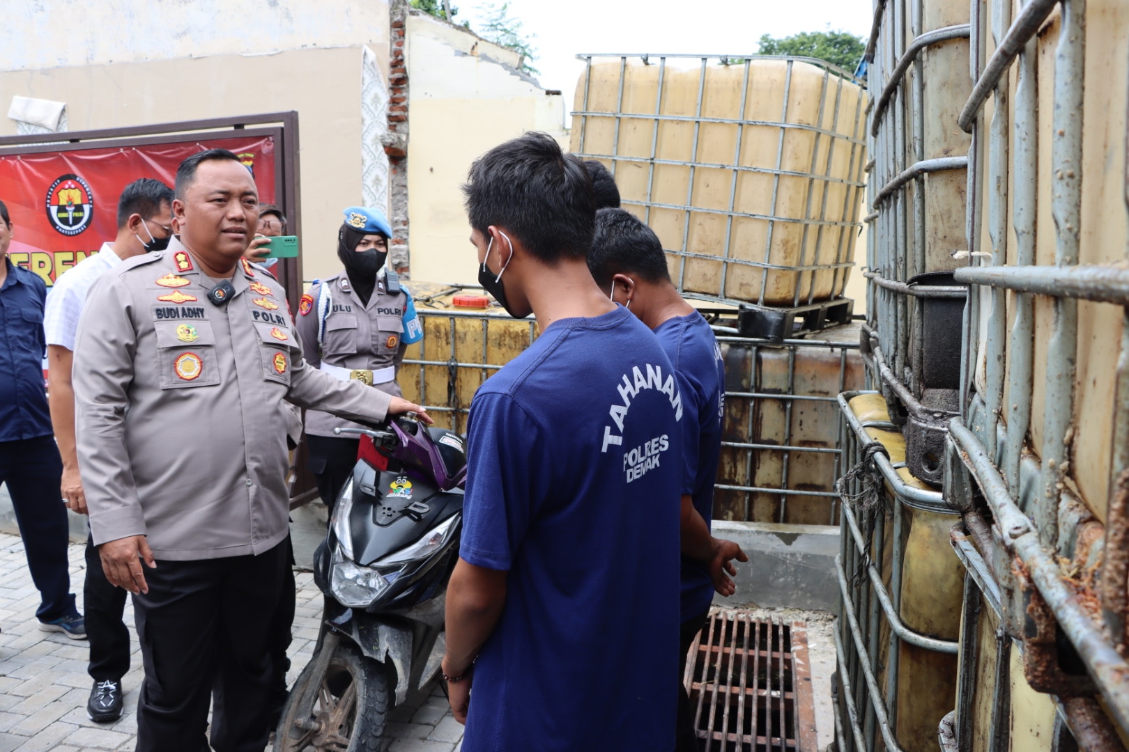 Polisi Grebeg Tempat Penimbun BBM di Demak, 3 Pelaku Ditangkap